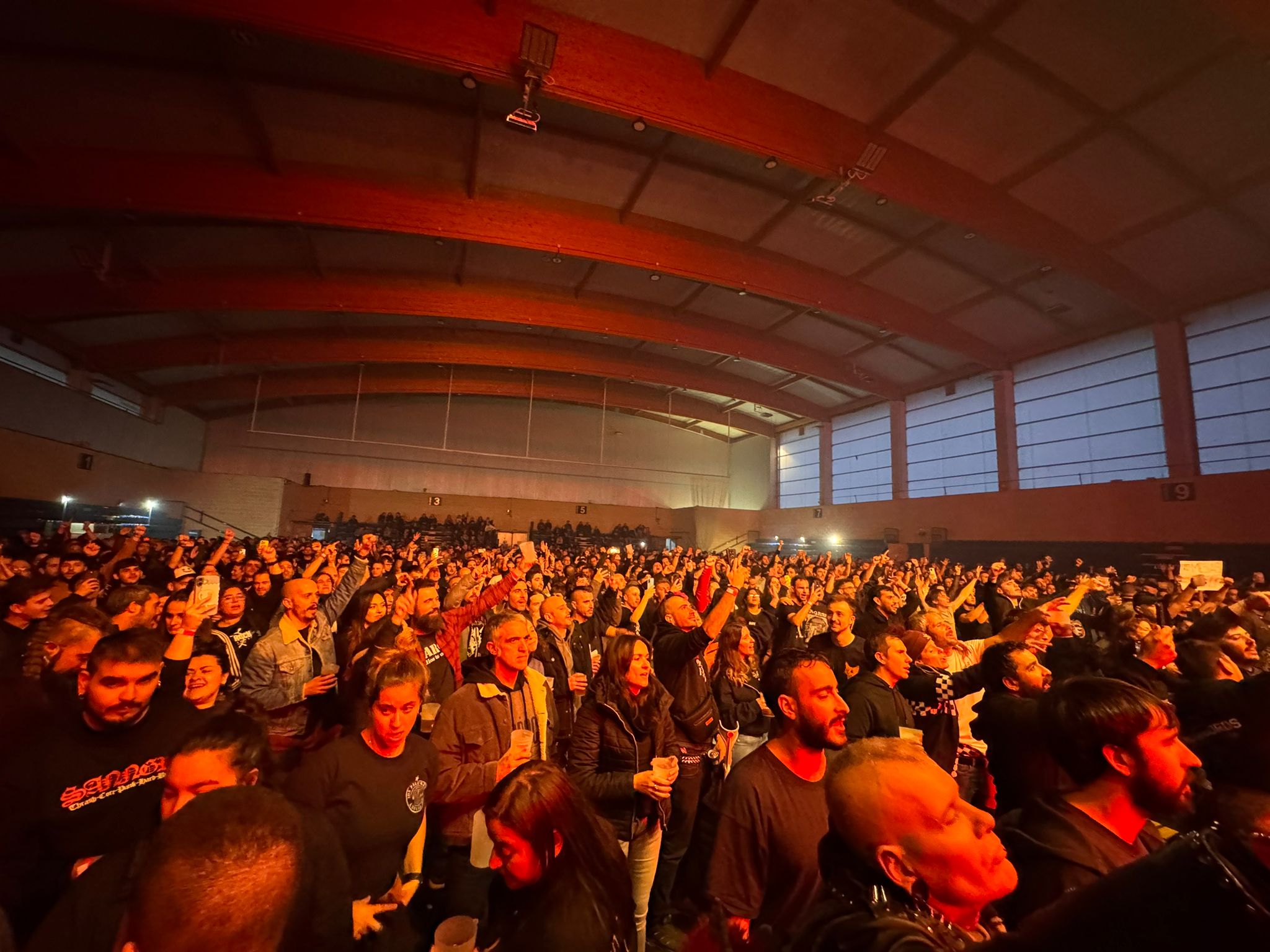 Los asistentes abarrotaron el Pabellón Multifuncional de Bayas.