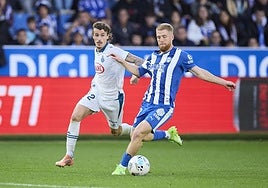 Carlos Vicente intenta superar a Romero en el Alavés-Espanyol.