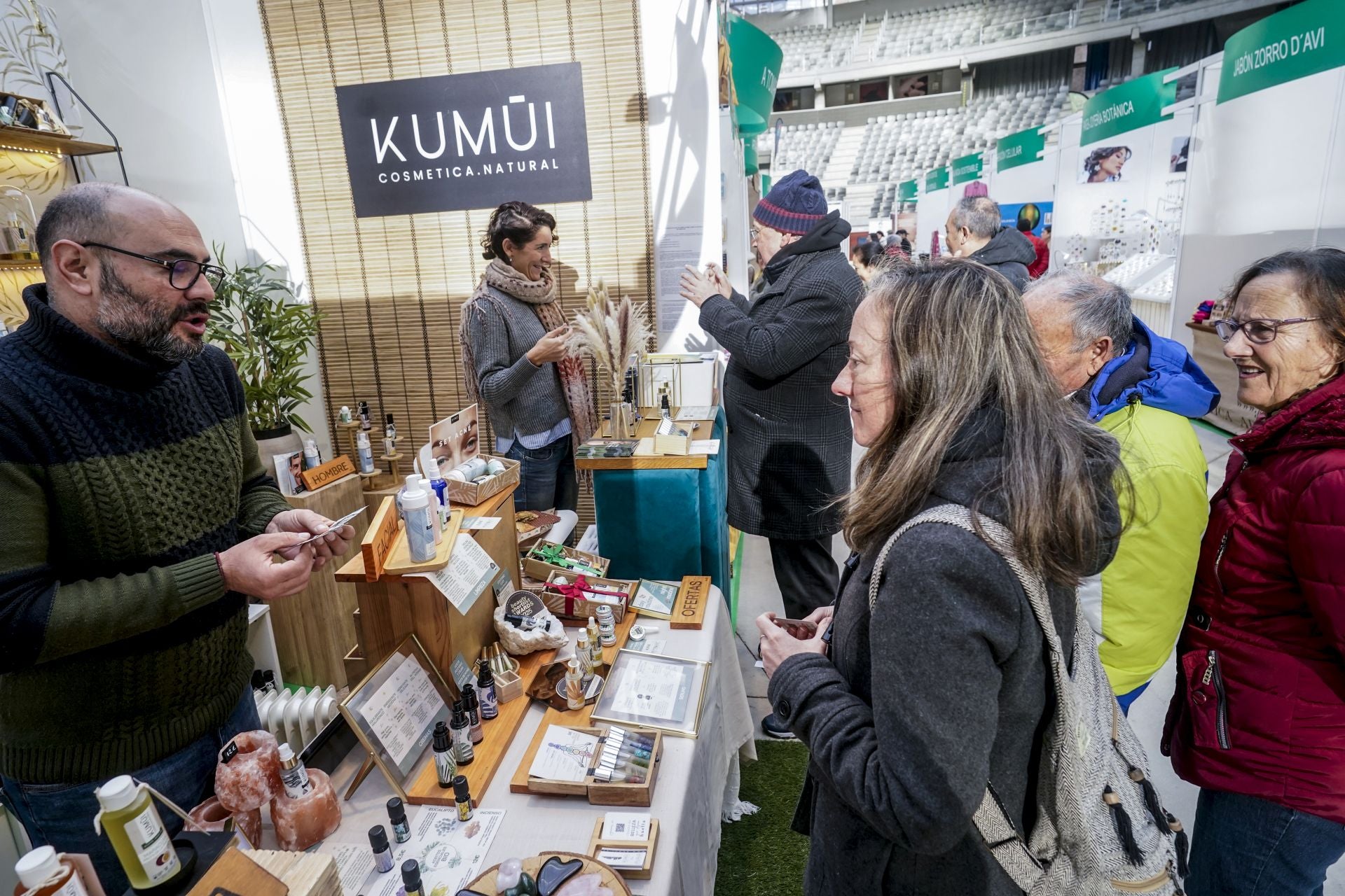 La décima edición de la feria Bioaraba llena el Iradier Arena de productos ecológicos