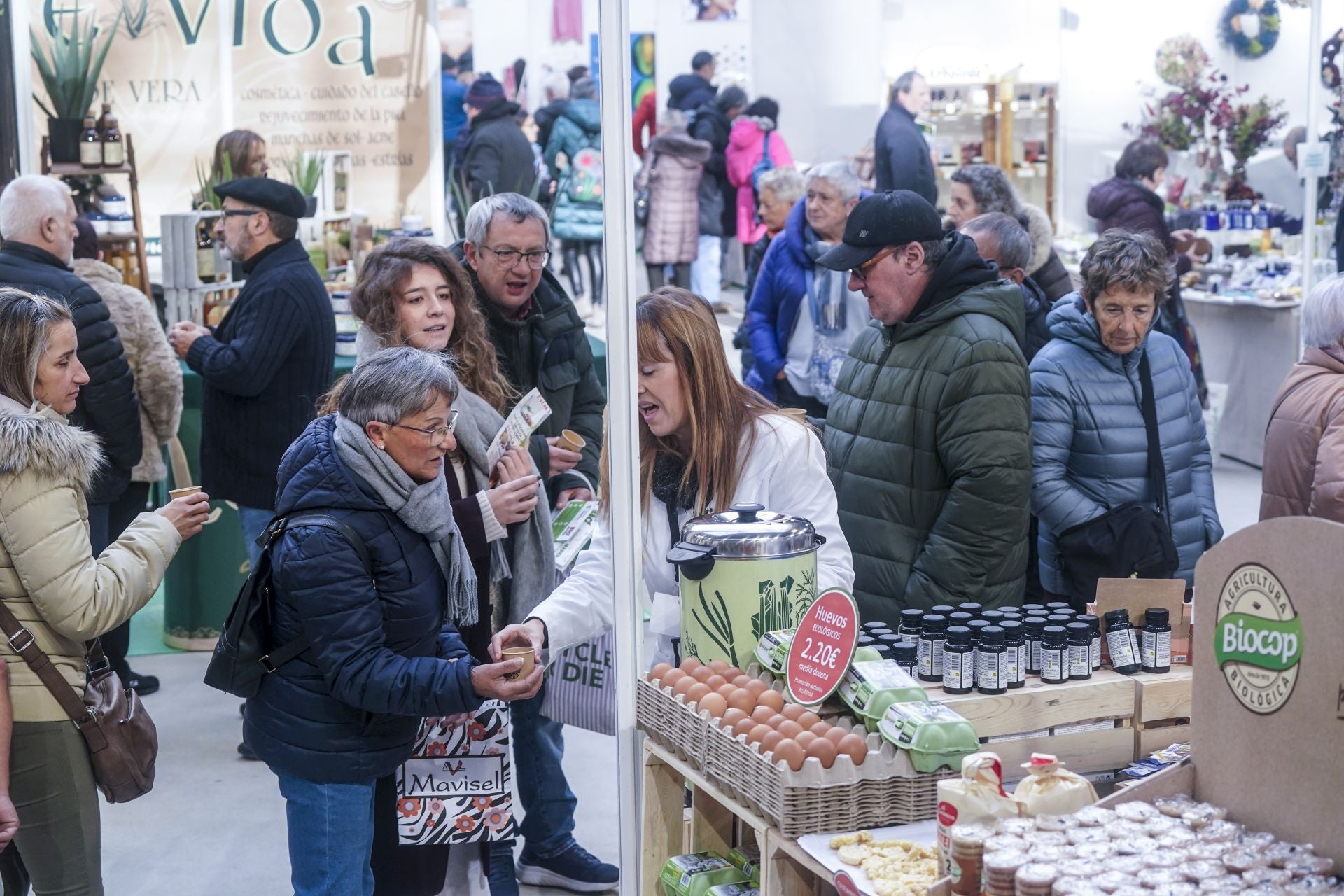 La décima edición de la feria Bioaraba llena el Iradier Arena de productos ecológicos