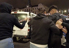 Policías municipales detienen a un joven.