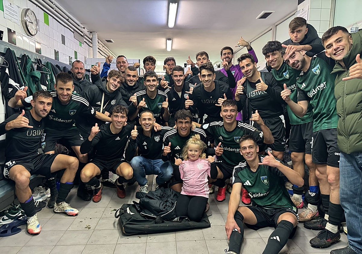 La plantilla del Sestao River celebra su victoria ante el Eibar B.