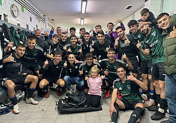La plantilla del Sestao River celebra su victoria ante el Eibar B.