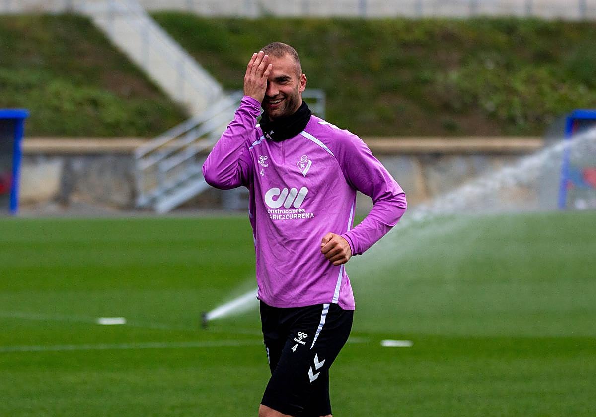 Arambarri bromeó sobre el fuerte golpe recibido en el rostro en el choque de Gijón en su vuelta al trabajo tras descartarse que no padece ninguna lesión grave.