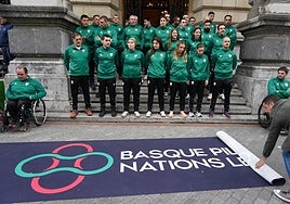 Integrantes de la selección vasca, en el recibimiento de la Diputación.
