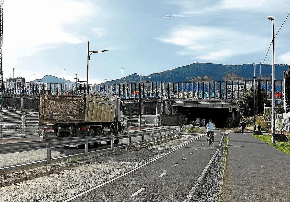 El nuevo vial conectará con la rotonda junto al BEC pasando por el túnel que se ve al fondo de la imagen.