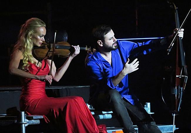 Caroline Campbell y Hauser en 'Bésame mucho'.