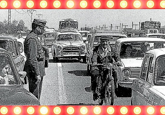 La Guardia Civil dirige el tráfico en la Operación Salida de Semana Santa de 1973, una imagen que refleja otro ritmo y otra sociedad.
