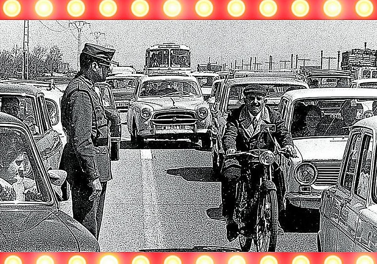 La Guardia Civil dirige el tráfico en la Operación Salida de Semana Santa de 1973, una imagen que refleja otro ritmo y otra sociedad.