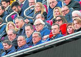 Los directivos Joan Laporta y Jon Uriarte observan el partido desde la grada