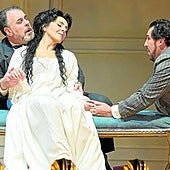 Maria Agresta (Adriana Lecouvreur), entre Jorge de León (Maurizio) y Carlos Álvarez (Michonnet).
