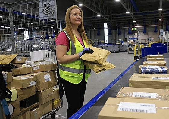 En hora punta, el sistema de clasificación parece una autopista de paquetes.