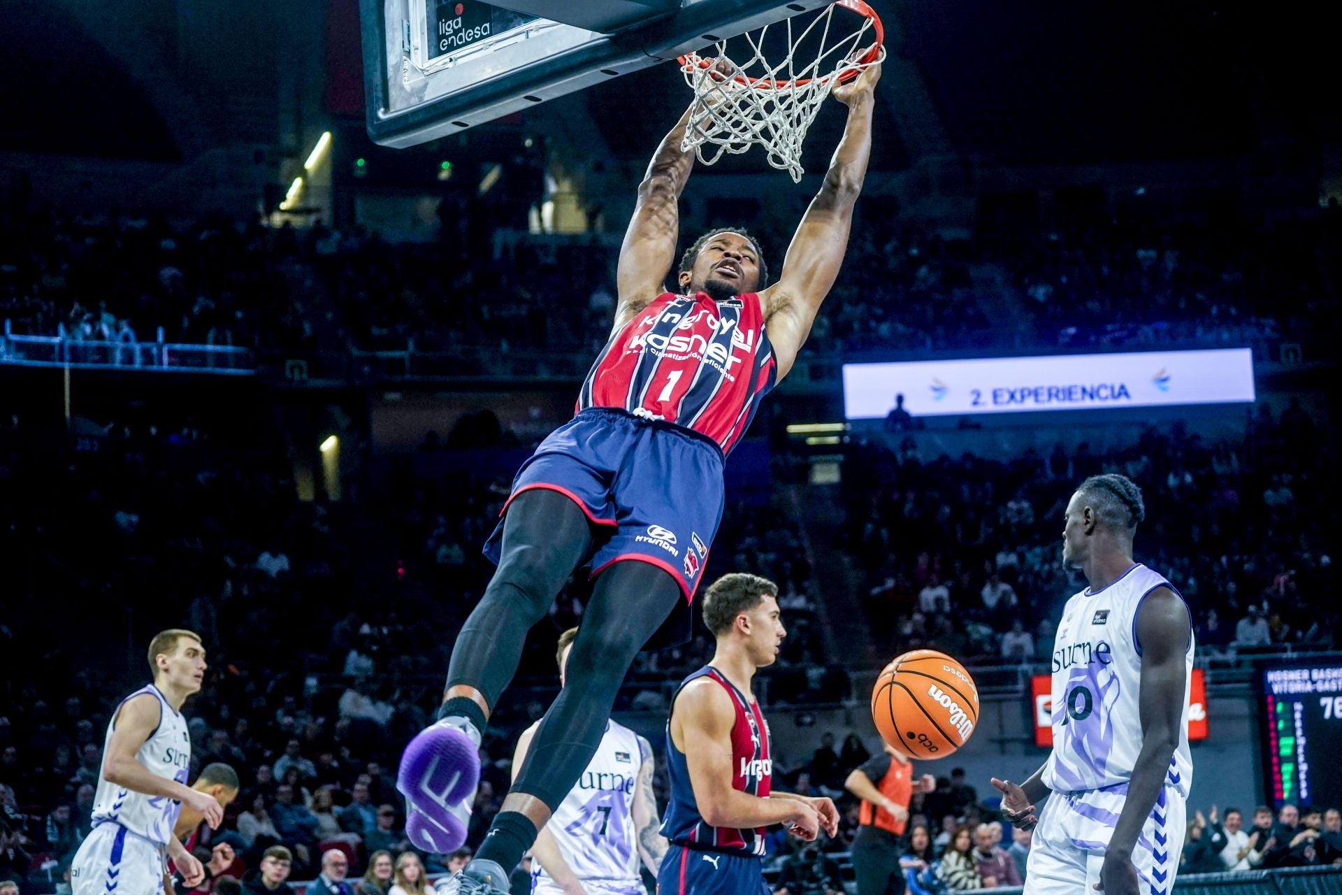 Diakite se cuelga del aro sin oposición.