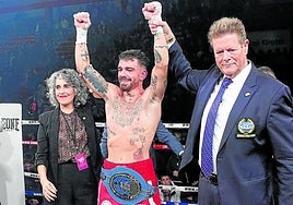 Jonfer, ya con el cinturón de campeón, acompañado por la vicelehendakari y consejera de Cultura, Ibone Bengoetxea.