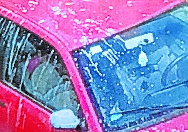 Imagen del vehículo vandalizado por un alumno que confesó.