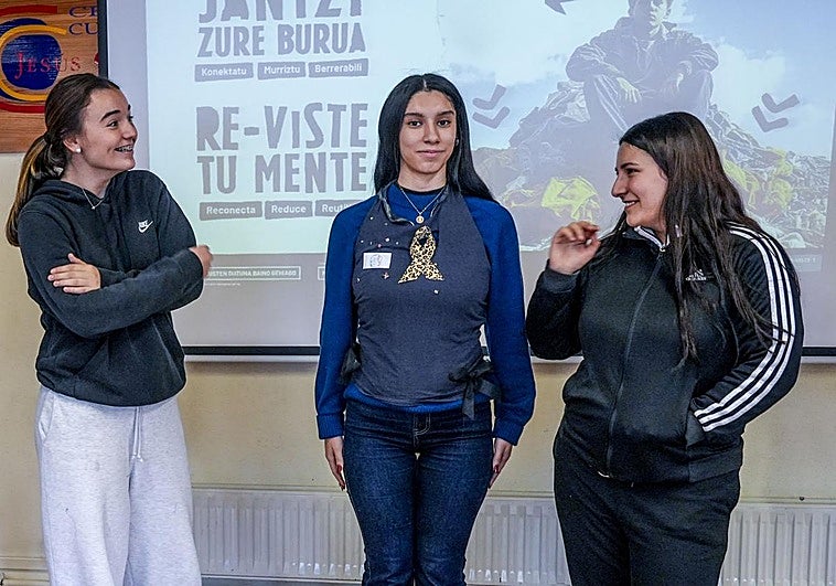 Alumnas muestran una de sus creaciones.