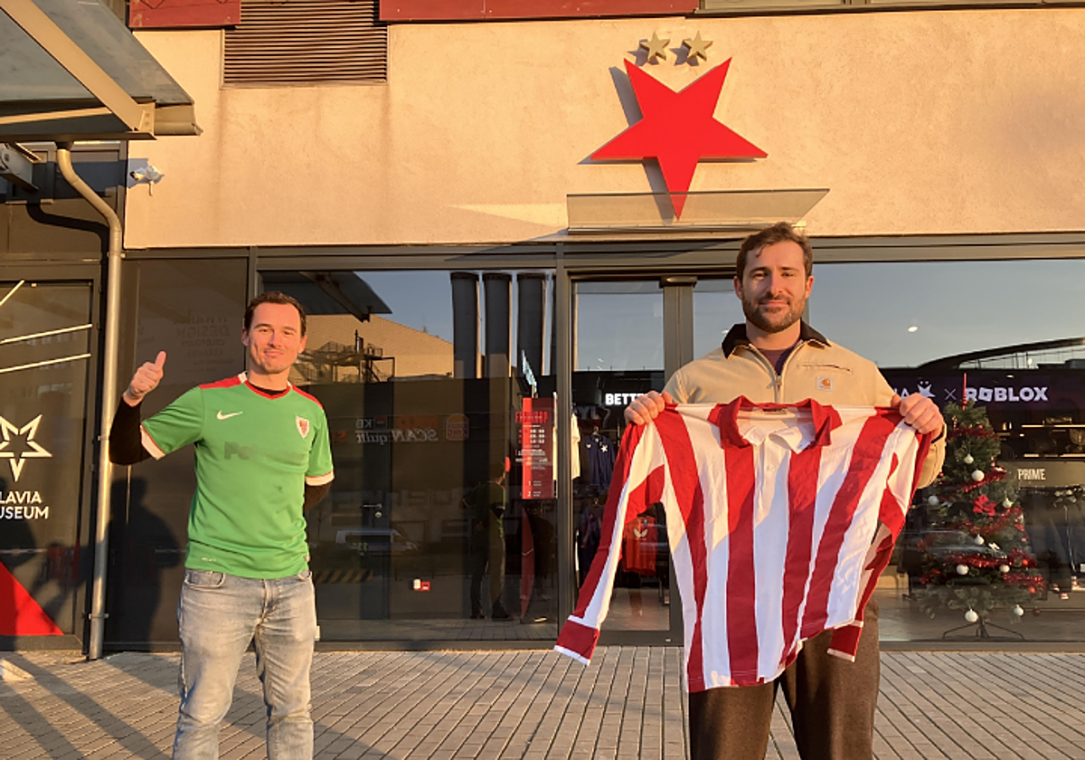 Pablo Venteo y Xabier Aboitiz ante la tienda del Slavia de Praga.