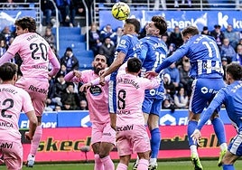 Boyé, Tenaglia y Toni Martínez buscan el remate en el partido ante el Celta.