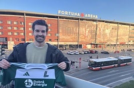 Miguel Candela posa con la camiseta de su equipo, el Loko Praga, ante el estadio del Slavia.
