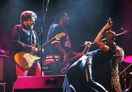 Contorsión de la violinista invitada Anne Miller ante el guitarrista solista Johnny Hickman.