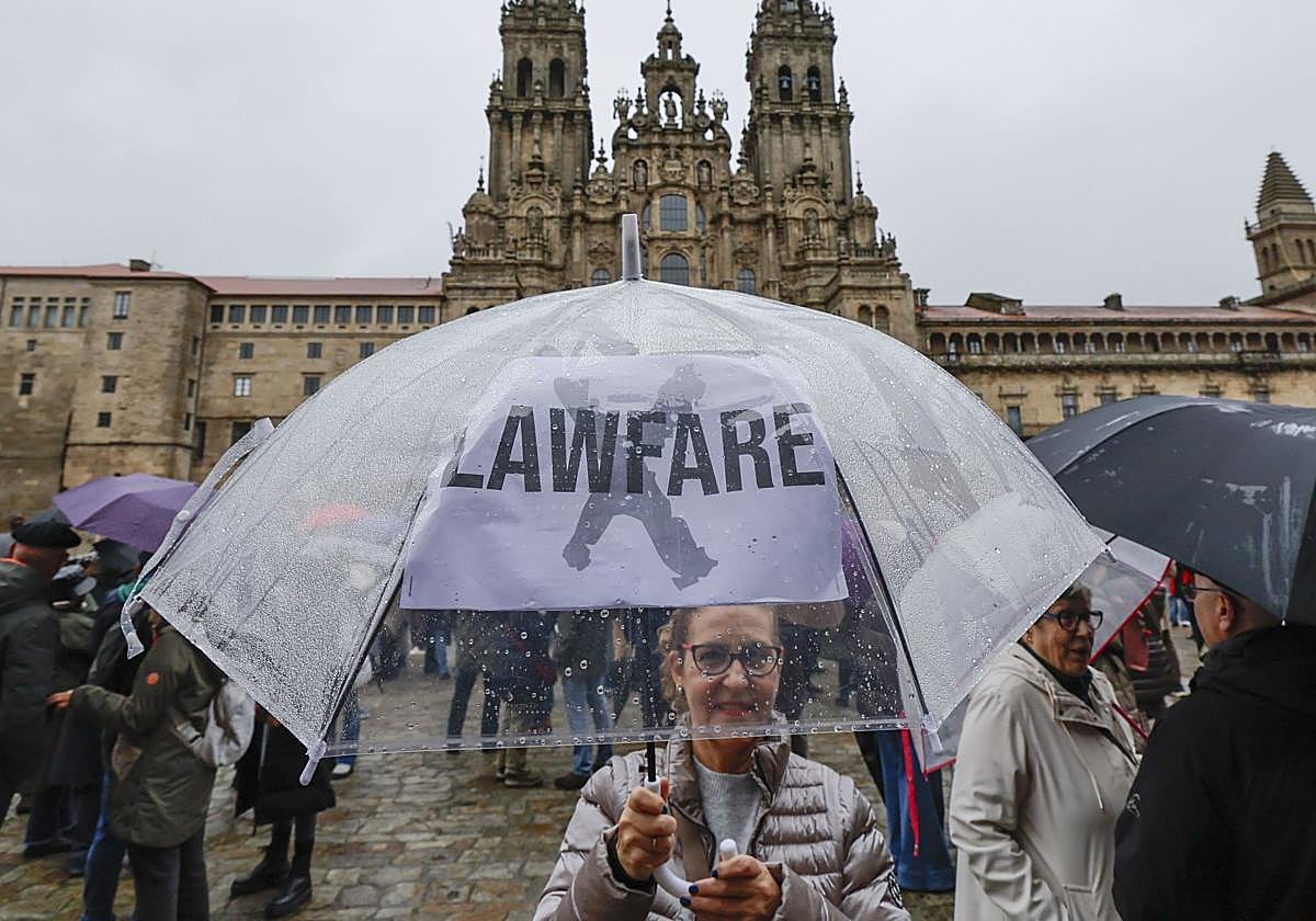 Manifestación en apoyo del Fiscal General del Estado en Santiago.