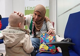 Safaá con su hijo pequeño.