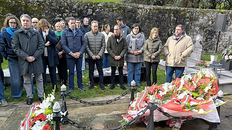 El lehendakari Imanol Pradales y el presidente del PNV Aitor Esteban, en el centro, esta mañana en el cementerio de Sukarrieta.
