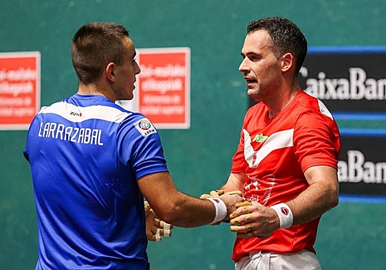 Larrazabal y Jaka se saludan al final del partido.
