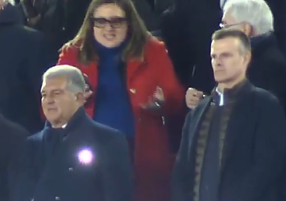 ¿Qué es la extraña luz que sale de la chaqueta de Laporta?