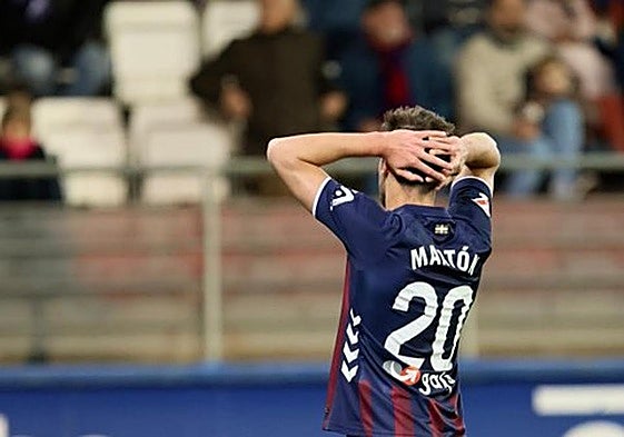 Javier Martón se lleva las manos a la cabeza desesperado ante una de las decenas de ocasiones que el Eibar desaprovechó ayer ante el Zaragoza.