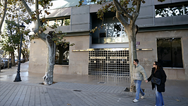 Puerta principal de la Conselleria de Sanidad Universal y Salud Pública.