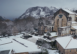 El Santuario de Urkiola teñido de blanco.