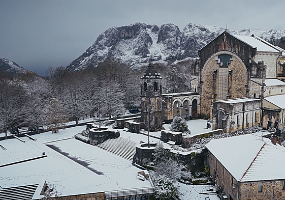 El Santuario de Urkiola teñido de blanco.