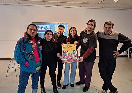 El músico peruano, Roberto Anawari, la organizadora del festival, Orsola Casagrande, el artista kurdo, Seyidxan Sevinc, la concejala de Igualdad, Amets Iturbe, el músico italiano Riccardo Dalle Vedove y el artista vasco Azibar Terreros.