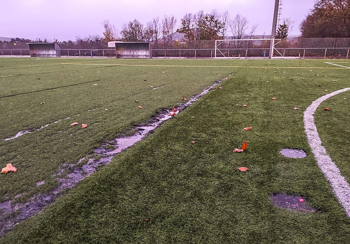 Socavones y pliegues: Vitoria estudia demandar a la empresa que instaló el césped de Adurtza