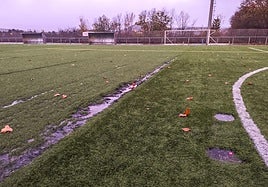 Socavones y pliegues: Vitoria estudia demandar a la empresa que instaló el césped de Adurtza