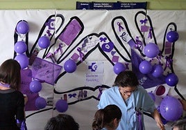 Profesionales de Osakidetza confeccionan un cartel feminista en el hospital de Txagorritxu, en Vitoria.