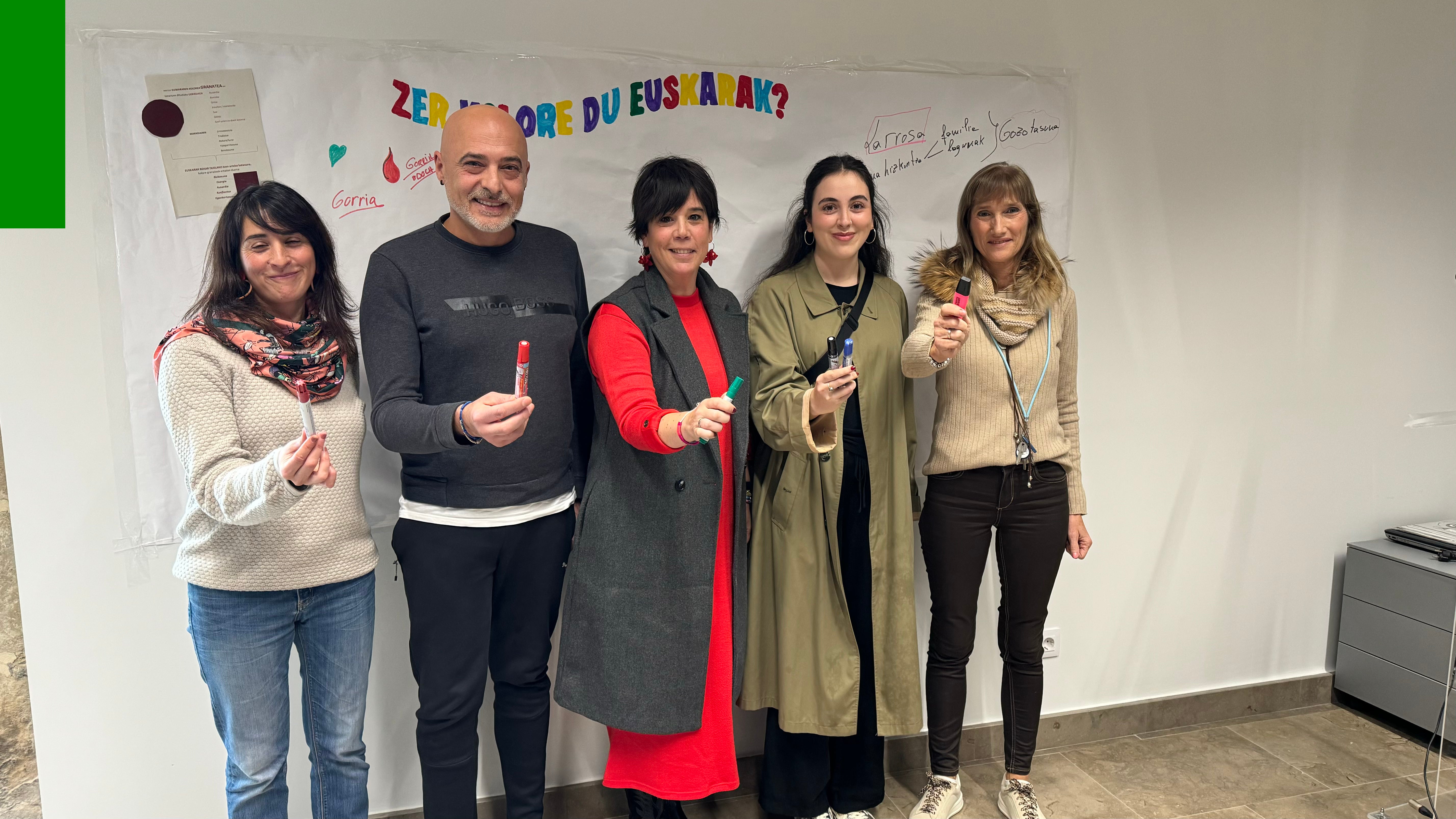 La concejala de Euskera y Cultura, Paule Sánchez (centro de la imagen), junto a miembros del Euskaltegi y autoridades municipales.