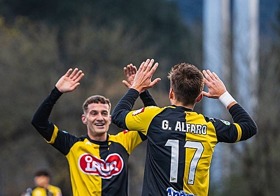 Gonzalo Alfaro celebra su gol del sábado junto a Eñaut Lete.
