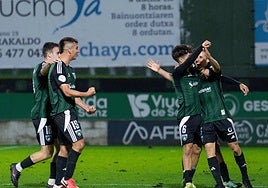 Imanol Sarriegi celebra con varios compañeros el gol de la victoria frente al Eibar B.