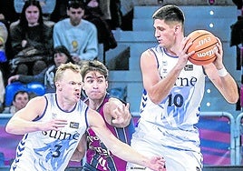 Krampelj aguanta el balón para entregárselo a Frey ante la oposición del baskonista Villar.