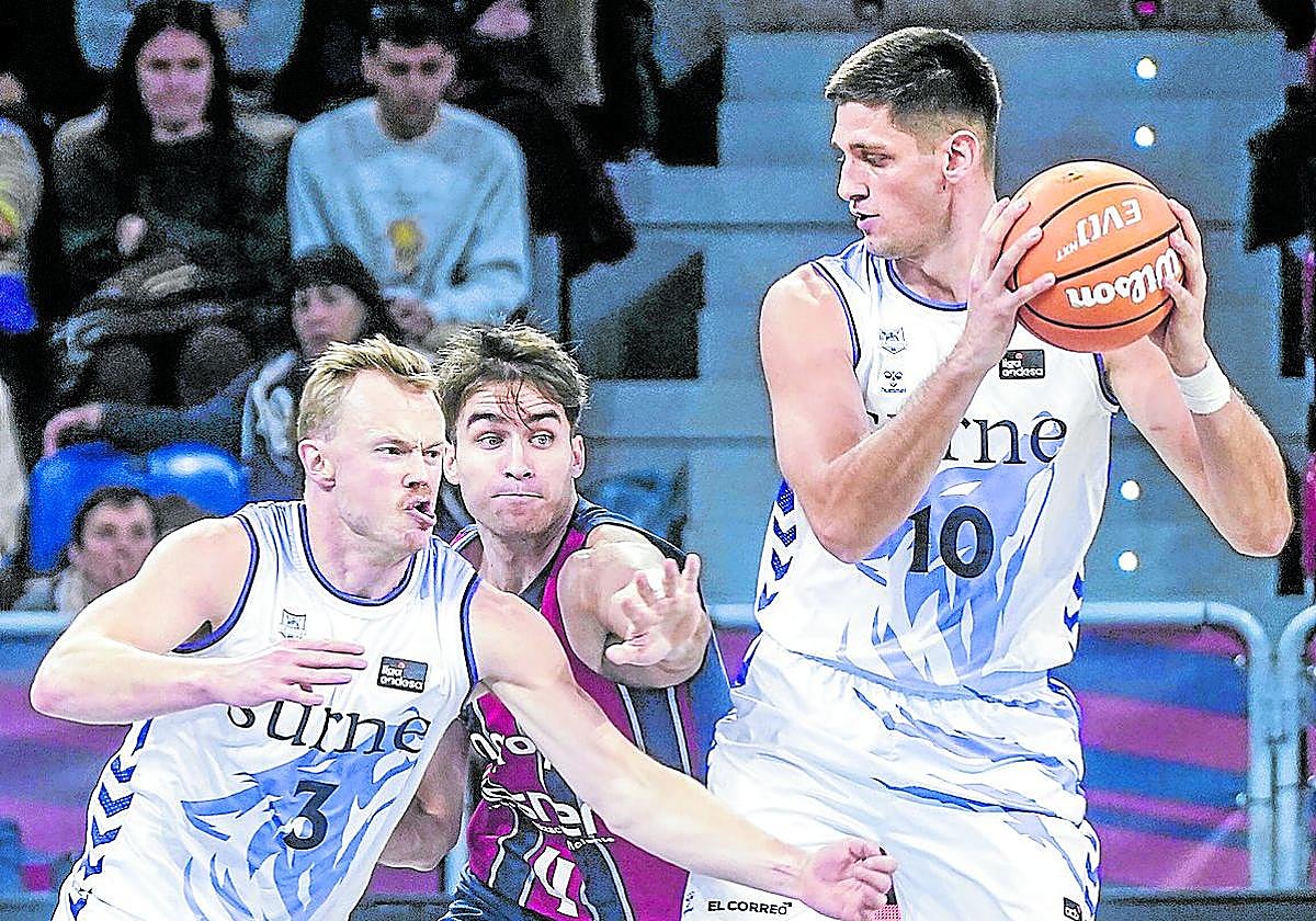 Krampelj aguanta el balón para entregárselo a Frey ante la oposición del baskonista Villar.