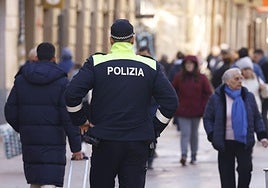 Un agente de Policía Local, en el centro de Vitoria
