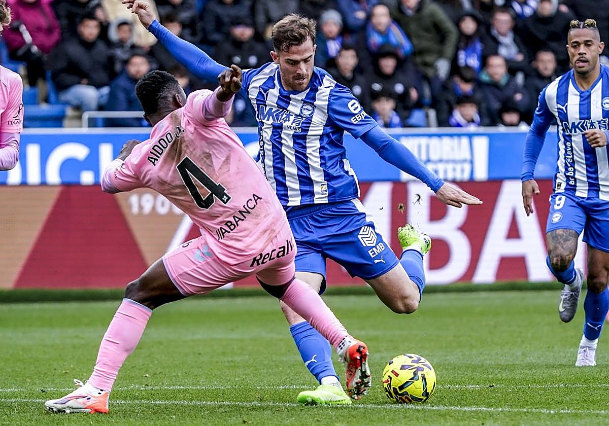 Toni Martínez, en el momento de recibir el impacto en su pie izquierdo.