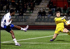 El meta Anartz evitó una mayor goleada ante el Tenerife.