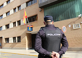 Un policía junto a la comisaría de Alzira.