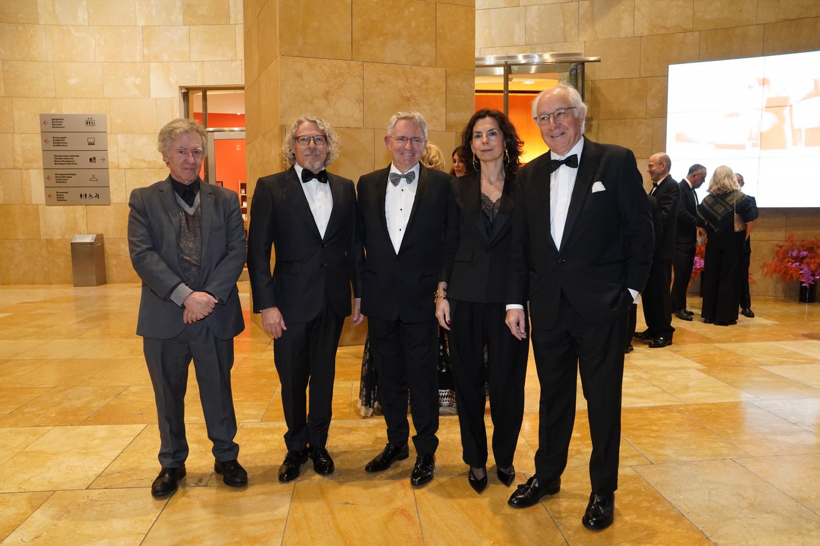 Dario Urzay, Jesús Mari Lazkano, Emiliano López Atxurra, Josune Begiristain y Juan María Nin Génova. 