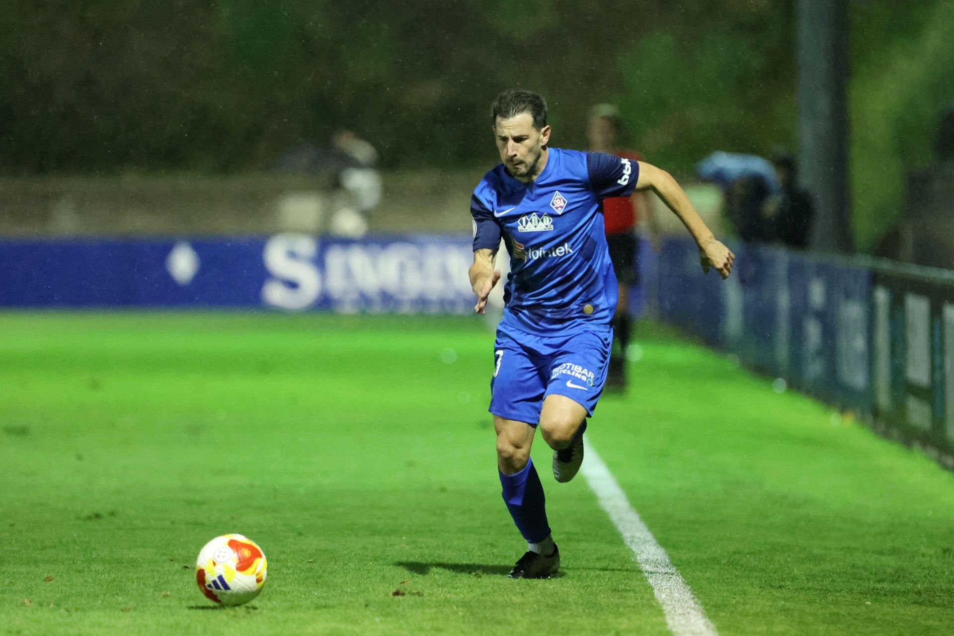 Julen Castañeda suma ya tres goles en su cuenta, y pudo haber anotado el cuarto de penalti contra el Náxara.