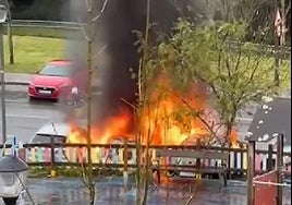 Tres coches quemados en un aparcamiento de Otxarkoaga