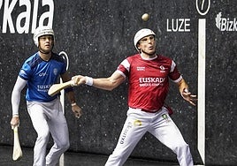 Gaubeka se coloca para golpear de derecha ante la mirada de Mikel Sanz.